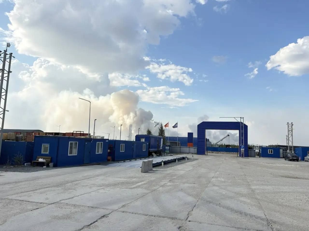 Въезд на базу: бытовки, автомобильные весы и КПП